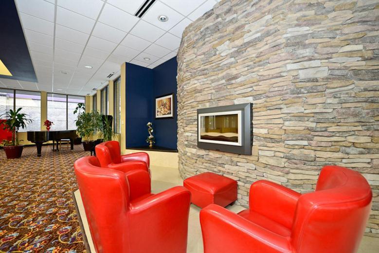 Causeway Bay Hotel Lansing Exteriör bild